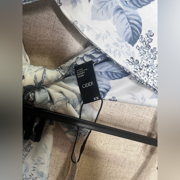 Cider White and Blue Floral Top with Bow - Picture 4 of 5